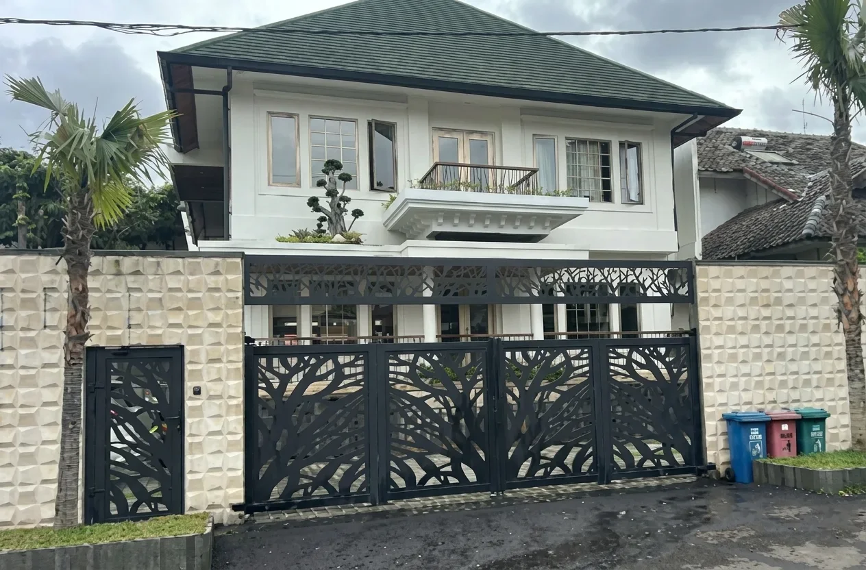 Matching Aluminum Gate and Aluminum Fence for a Private House